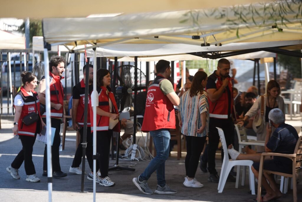 Gemi kazasının ardından aileler, limanda yakınlarından gelecek haberleri beklemeye devam ediyor...