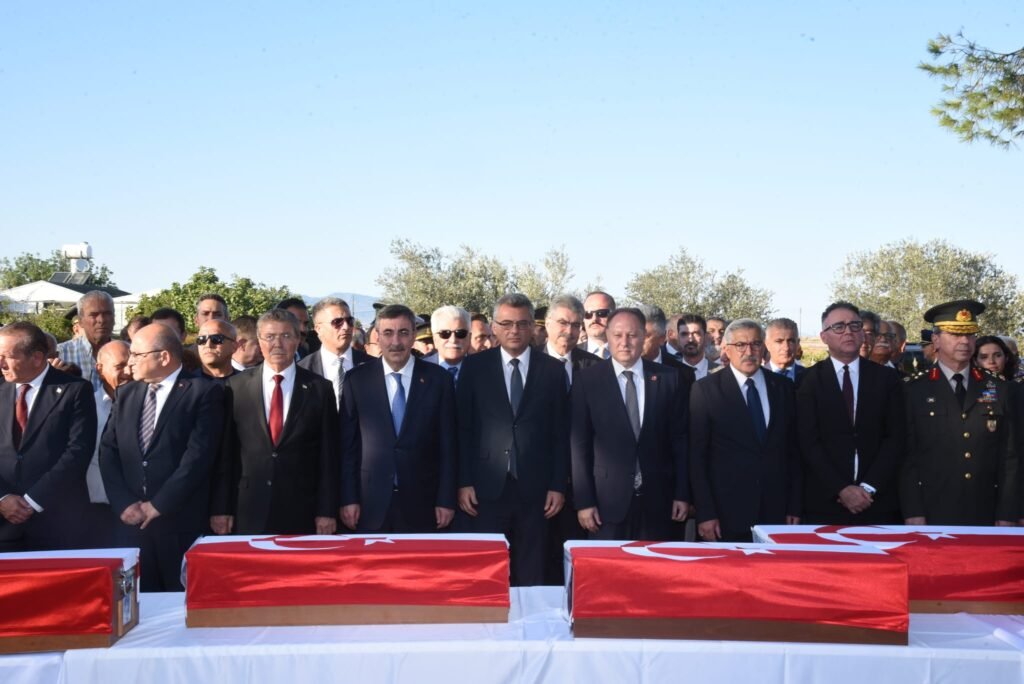 Kimlik tespiti tamamlanan 15 şehit Atlılar Şehitliği’nde defnedildi Kimlik tespiti tamamlanan 15 şehit Atlılar Şehitliği’nde defnedildi