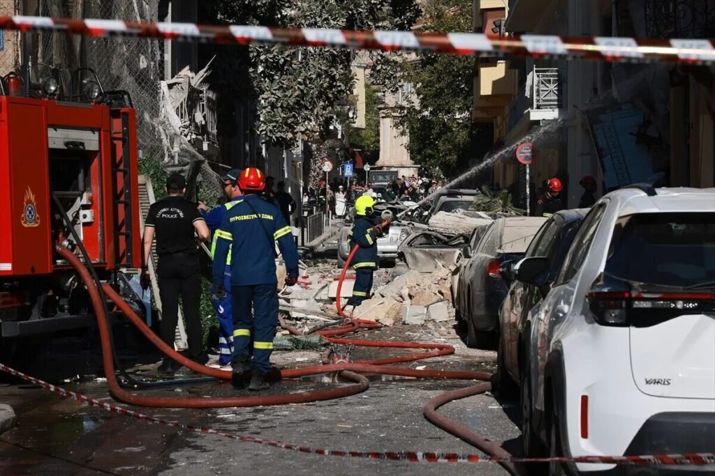Atina’da dün yıkılan binada 1 kişinin cesedine ulaşıldı Atina'da dün yıkılan binada 1 kişinin cesedine ulaşıldı