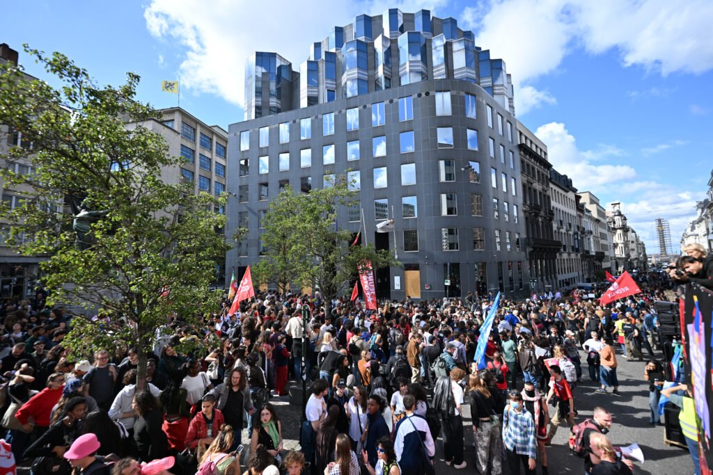 Brüksel'de öğrenciler eğitim ücretlerindeki artışı protesto etti