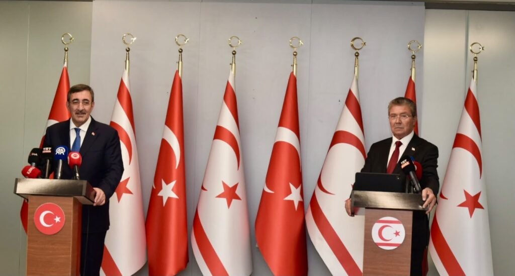 Yılmaz ve Üstel, Ercan Havalimanı’nda basın toplantısı düzenledi Yılmaz ve Üstel, Ercan Havalimanı'nda basın toplantısı düzenledi