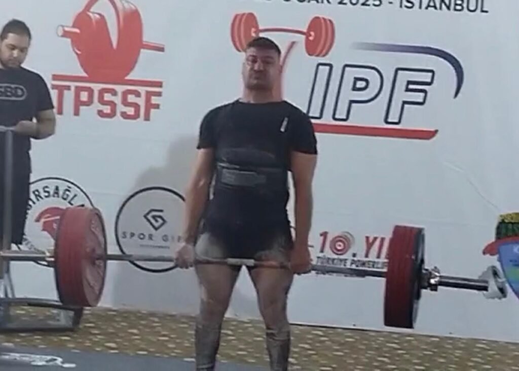 Milli sporcu Hüsnü Batıkan, İzmir’deki Ultimate Deadlift Şampiyonası’nda şampiyon oldu