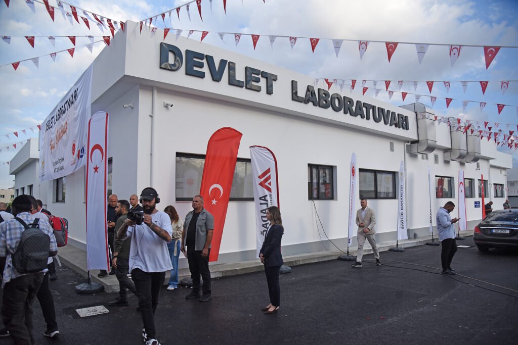 Başbakan Üstel: “Yeni Devlet Laboratuvarı çağdaş cihazlarla donatıldı” Başbakan Üstel: “Yeni Devlet Laboratuvarı çağdaş cihazlarla donatıldı”