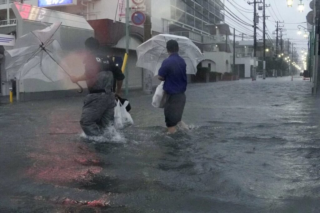 Japonya’da etkili olan Dujuan Tayfunu nedeniyle 2 kişi hayatını kaybetti Japonya'da etkili olan Dujuan Tayfunu nedeniyle 2 kişi hayatını kaybetti