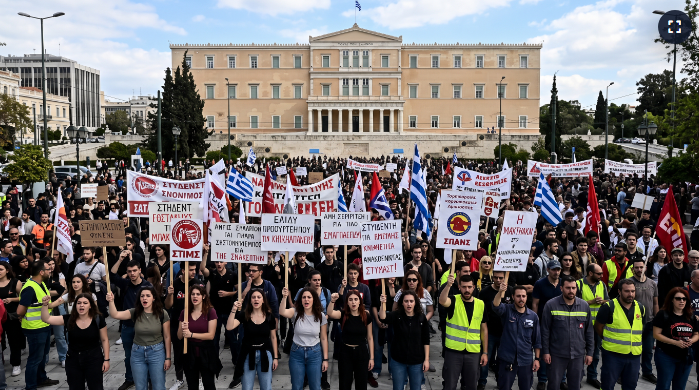Yunanistan’da öğrenciler ve memurlar, anayasa değişikliğini protesto etti Yunanistan'da öğrenciler ve memurlar, anayasa değişikliğini protesto etti