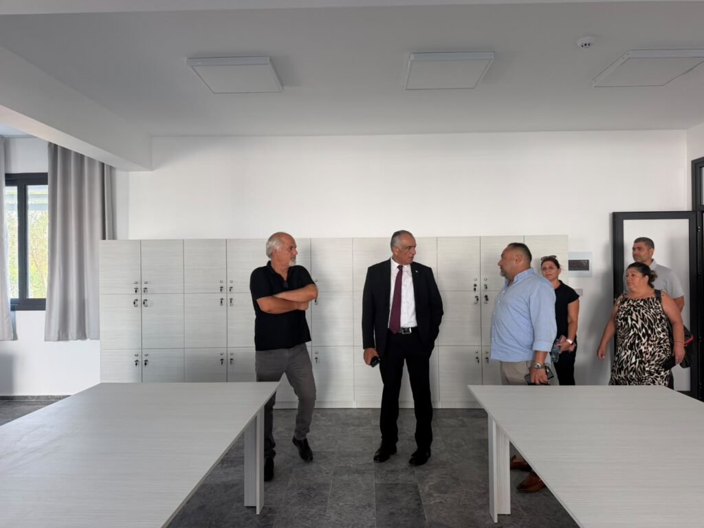 Bakan Çavuşoğlu Erenköy Lisesi’ni ziyaret etti