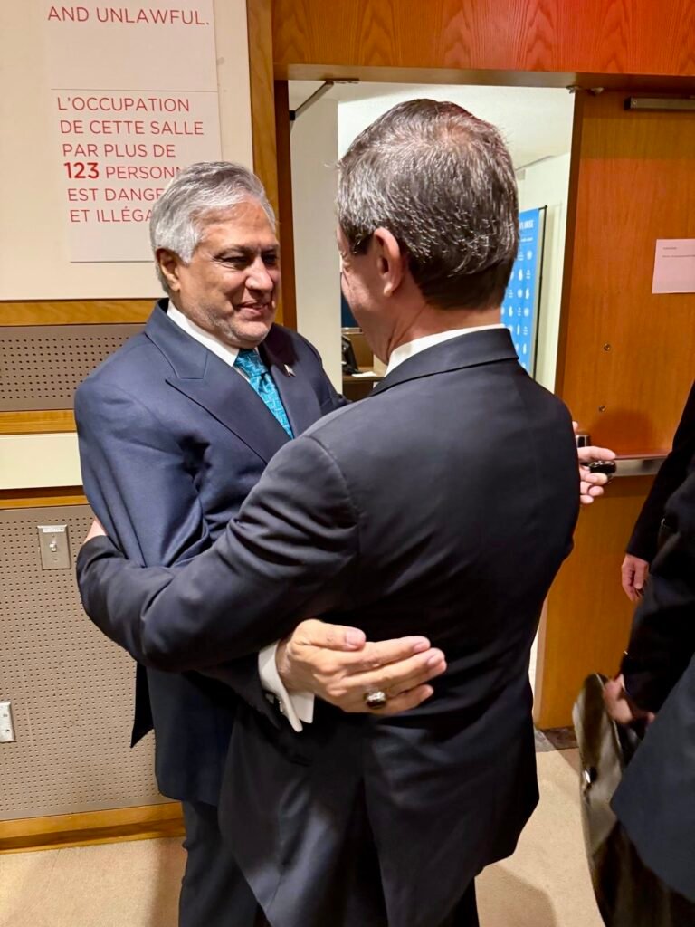Ertuğruloğlu, Pakistan Dışişleri Bakanı Mohammad Ishaq Dar’la görüştü Ertuğruloğlu, Pakistan Dışişleri Bakanı Mohammad Ishaq Dar'la görüştü