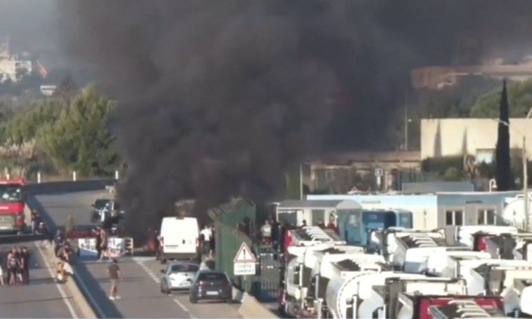 Fransa’da balıkçıların akaryakıt fiyatlarını protestosu sürüyor Fransa'da balıkçıların akaryakıt fiyatlarını protestosu sürüyor