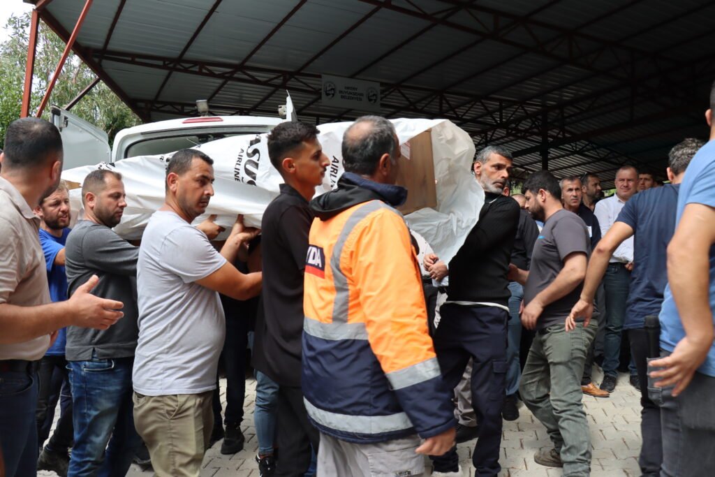 Girne’de geminin batması sonucu hayatını kaybeden 2 kişinin cenazeleri Hatay’da defnedildi Girne'de geminin batması sonucu hayatını kaybeden 2 kişinin cenazeleri Hatay'da defnedildi