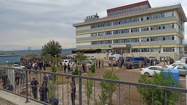 Osmaniye’de okulda silahlı saldırı: Öğretmen hayatını kaybetti Osmaniye'de okulda silahlı saldırı: Öğretmen hayatını kaybetti