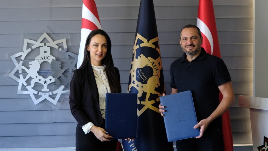 KAÜ ile Lefkoşa Badminton Kulübü arasında iş birliği protokolü imzalandı KAÜ ile Lefkoşa Badminton Kulübü arasında iş birliği protokolü imzalandı