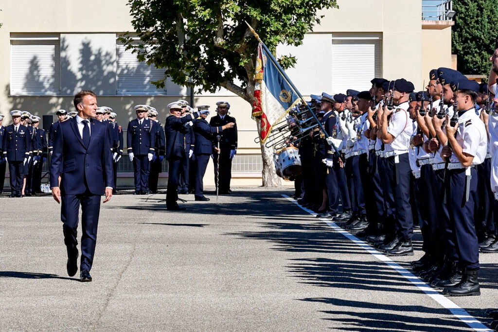 Fransa Cumhurbaşkanı Macron, gönüllü askerlik hizmetine ilk katılan gençlerle buluştu