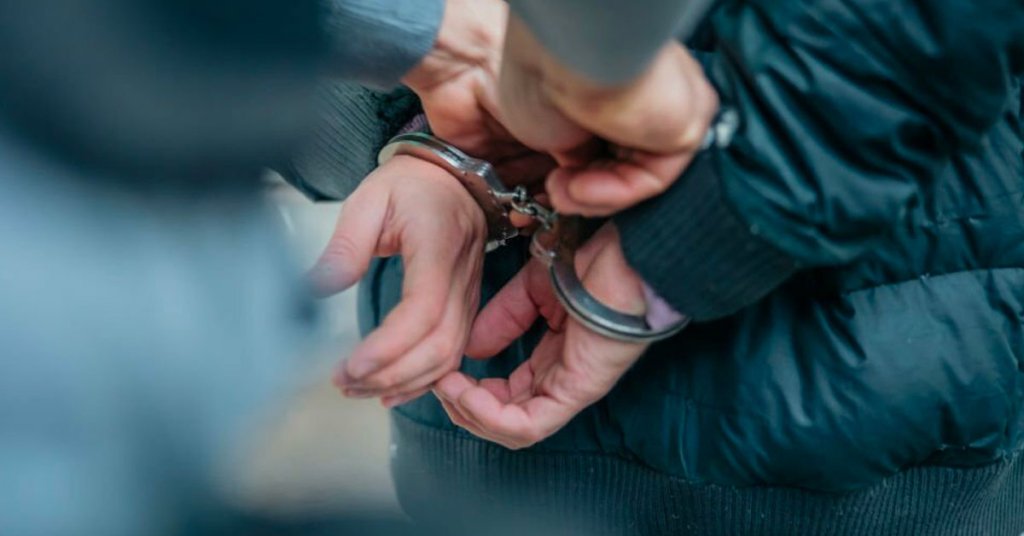Güzelyurt’ta yerde bulduğu cüzdanı çalan şahıs tutuklandı Güzelyurt’ta yerde bulduğu cüzdanı çalan şahıs tutuklandı
