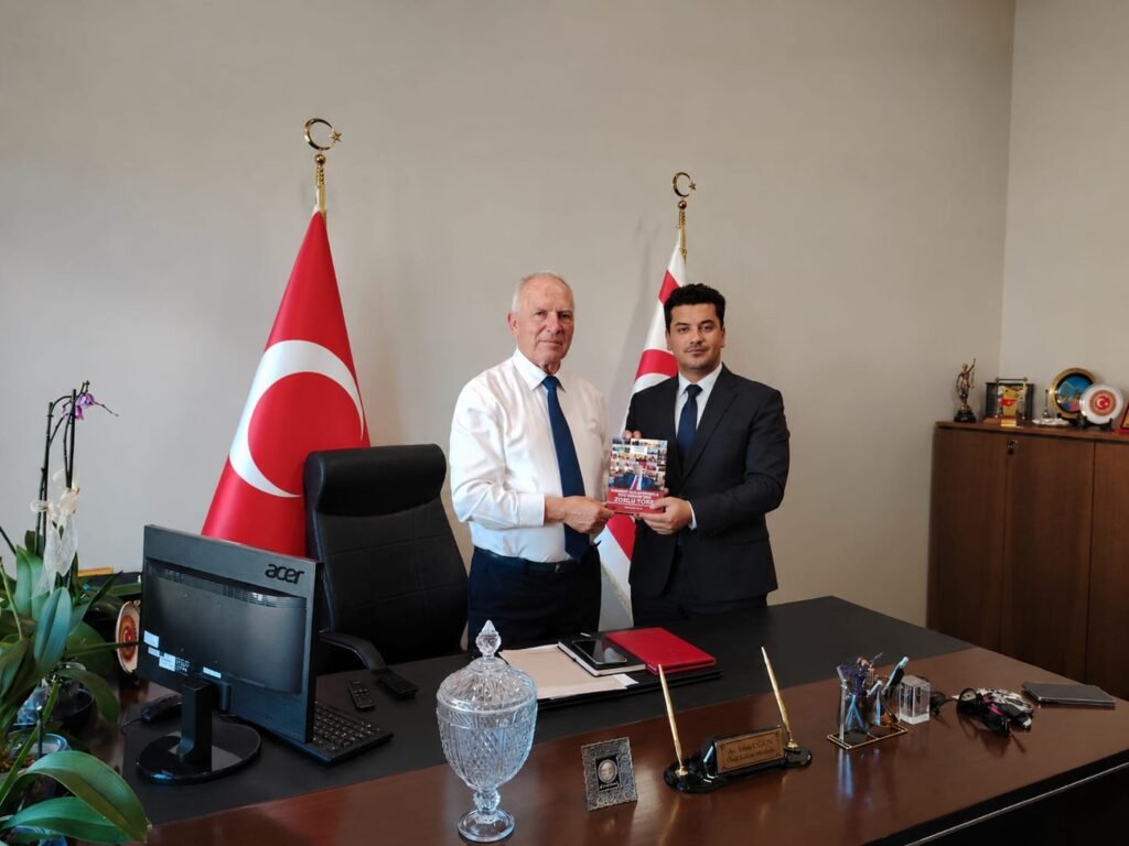 Azerbaycan’da yayınlanan “Kıbrıs’tan Dünyaya Haykıran Ses: Zorlu Töre” adlı kitap, Töre’ye takdim edildi Azerbaycan’da yayınlanan “Kıbrıs’tan Dünyaya Haykıran Ses: Zorlu Töre” adlı kitap, Töre’ye takdim edildi