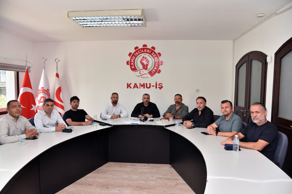 Bazı sendikalar Ulaştırma Bakanı Arıklı’ya sorumluluk hissederek istifa etme çağrısında bulundu .. Bazı sendikalar Ulaştırma Bakanı Arıklı'ya sorumluluk hissederek istifa etme çağrısında bulundu ..