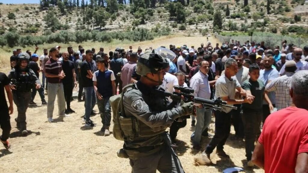 İsrail ordusu, işgal altındaki Batı Şeria’da 100’den fazla Filistinliyi sahada sorguladı İsrail ordusu, işgal altındaki Batı Şeria'da 100'den fazla Filistinliyi sahada sorguladı