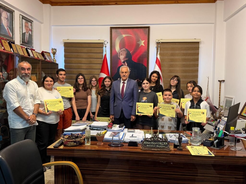 Tatlısu Belediyesi Tiyatro Kulübü’nde drama kursunu tamamlayanlara belgeleri verildi