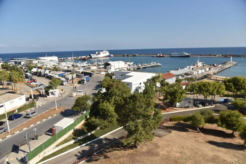 Girne’deki gemi faciasında arama çalışmaları sürüyor Girne'deki gemi faciasında arama çalışmaları sürüyor
