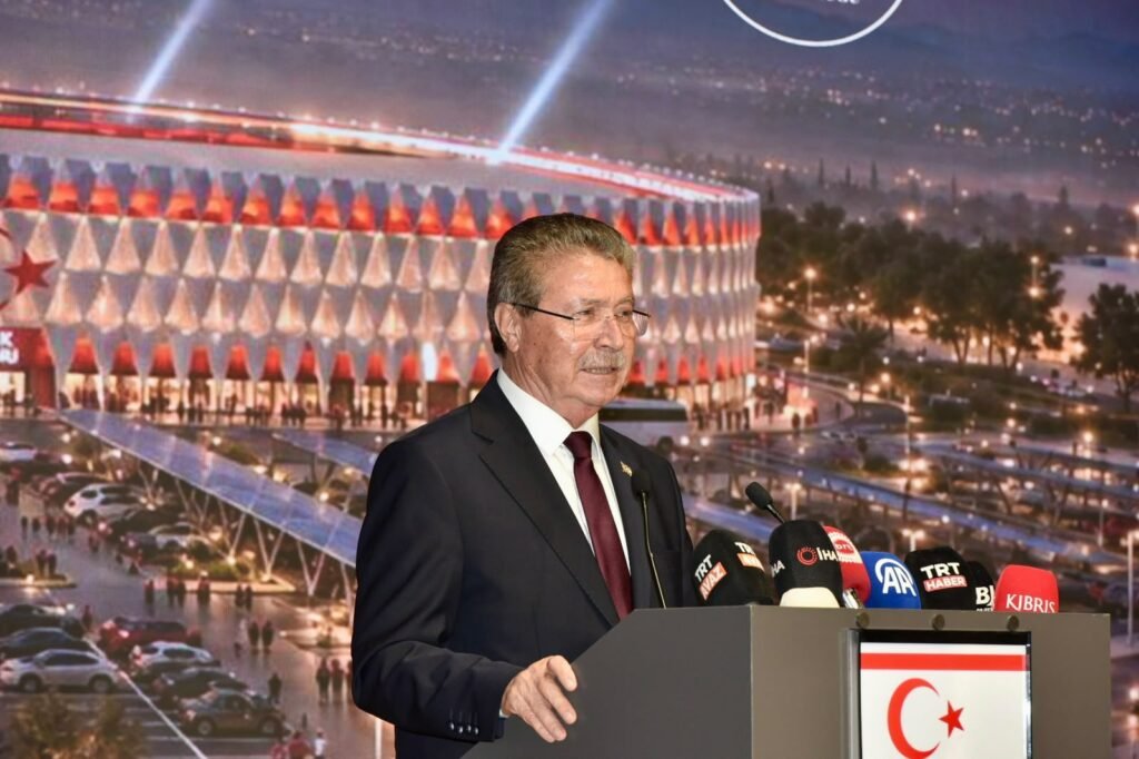 Lefkoşa’ya yeni stadyum ve spor kompleksi… Üstel: “Bugün Kıbrıs Türkü’nün ve KKTC gençliğinin tarihi günü” Lefkoşa’ya yeni stadyum ve spor kompleksi... Üstel: “Bugün Kıbrıs Türkü'nün ve KKTC gençliğinin tarihi günü”
