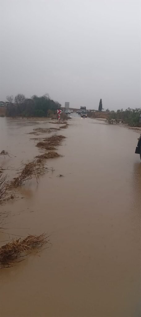 Yılmazköy - Kılıçaslan ana yolu üzerinde bulunan dere taştı...Yol trafik akışına kapatıldı