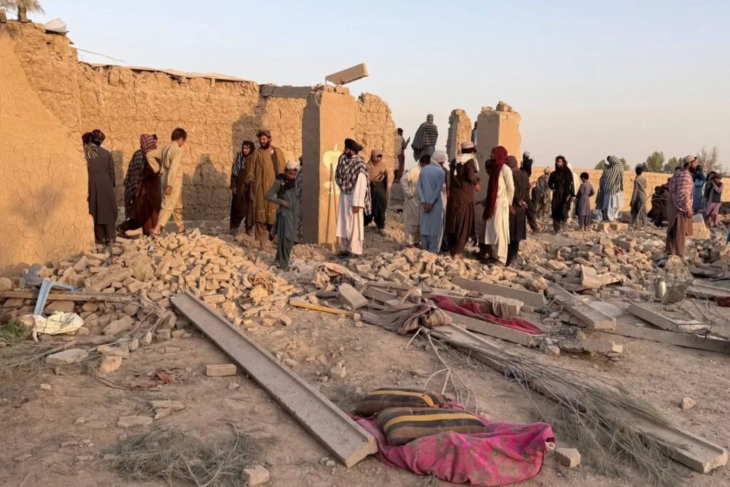 Pakistan Afganistan'a hava saldırıları düzenledi
