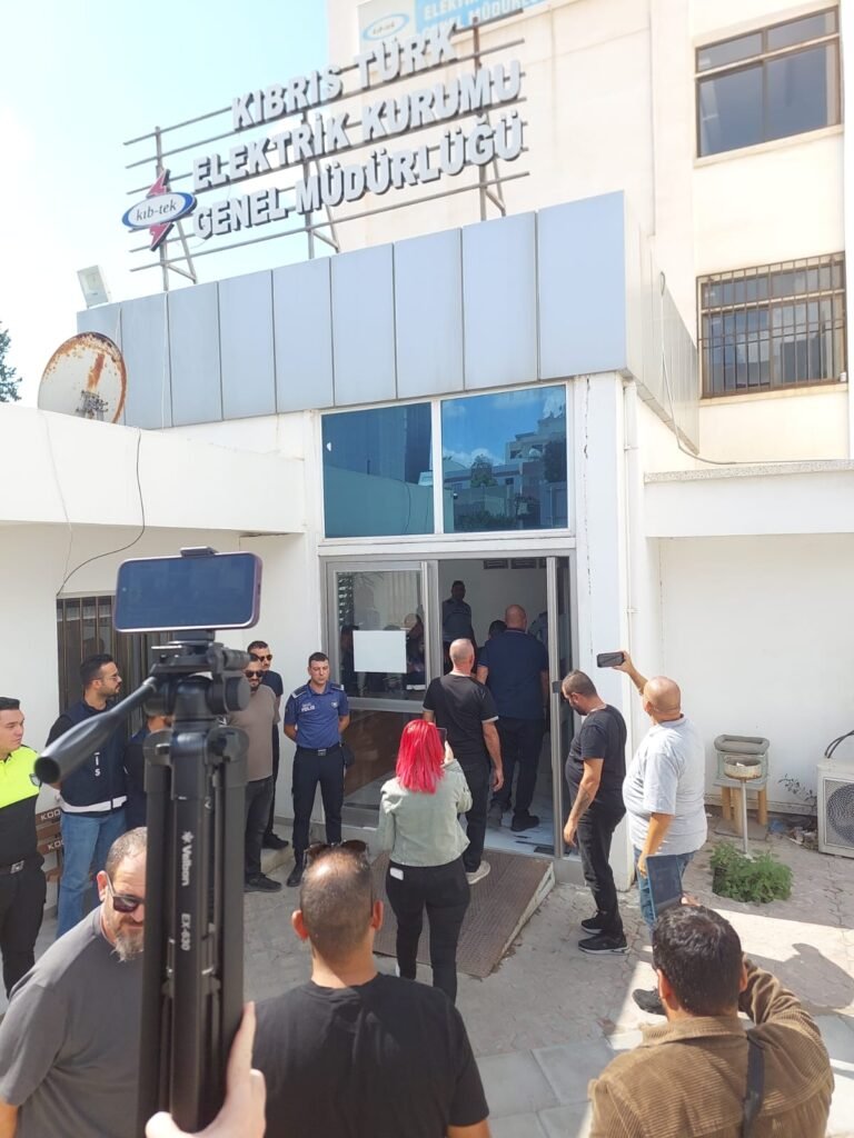 El-Sen grevinde üçüncü gün… Kıb-Tek yönetimi ile El-Sen heyeti görüşüyor