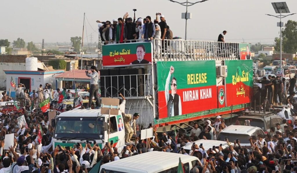 Pakistan’da binlerce protestocu, eski Başbakan Han’ın serbest bırakılması talebiyle başkente doğru yola çıktı Pakistan'da binlerce protestocu, eski Başbakan Han'ın serbest bırakılması talebiyle başkente doğru yola çıktı