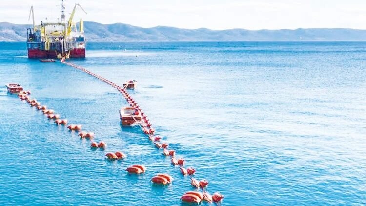 Yunan basınına göre Rum kesimiyle İsrail’e elektrik hattı projesi için “Muğlaklık” formülü üzerinde duruluyor Yunan basınına göre Rum kesimiyle İsrail'e elektrik hattı projesi için "Muğlaklık" formülü üzerinde duruluyor