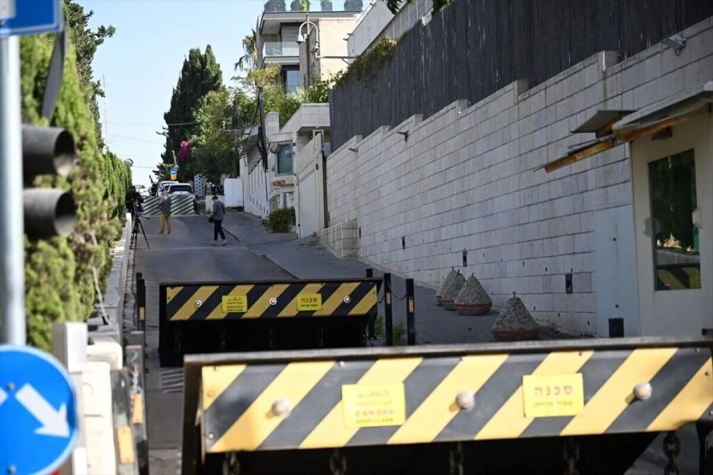 İsrail, Doğu Kudüs’teki İngiltere Konsolosluğu’nun faaliyetlerine son verildiğini açıkladı İsrail, Doğu Kudüs'teki İngiltere Konsolosluğu'nun faaliyetlerine son verildiğini açıkladı