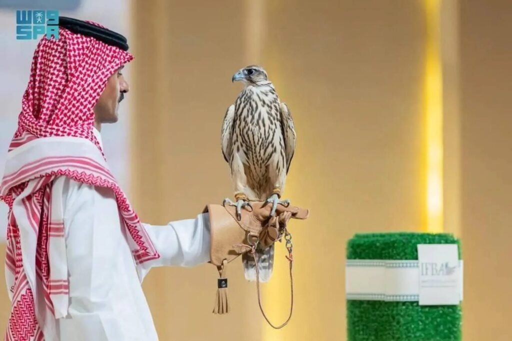 Suudi Arabistan'daki bir müzayedede iki yavru şahin 374 bin riyale satıldı