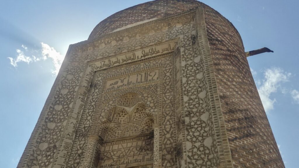 800 yıllık Selçuklu mezarı İran’da Türk mirasını öne çıkarıyor 800 yıllık Selçuklu mezarı İran'da Türk mirasını öne çıkarıyor