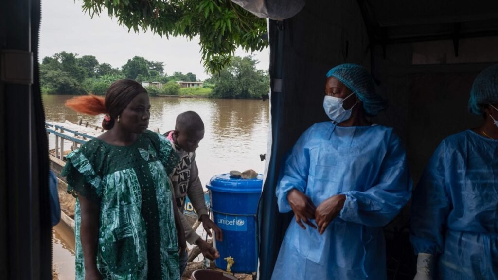 Afrika Ebola patlamasıyla savaşırken bakanlar sınır kapıları kapatmayı reddetti