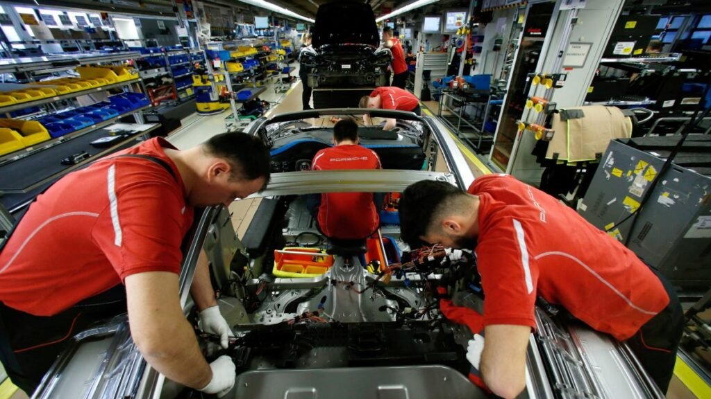 Ağustos'ta Alman fabrika siparişleri büyük kontratların azalmasıyla düştü