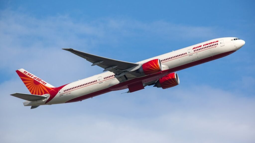 Air India uçağı bomba tehdidi nedeniyle kaçırılma kodu ile yön değiştirdi