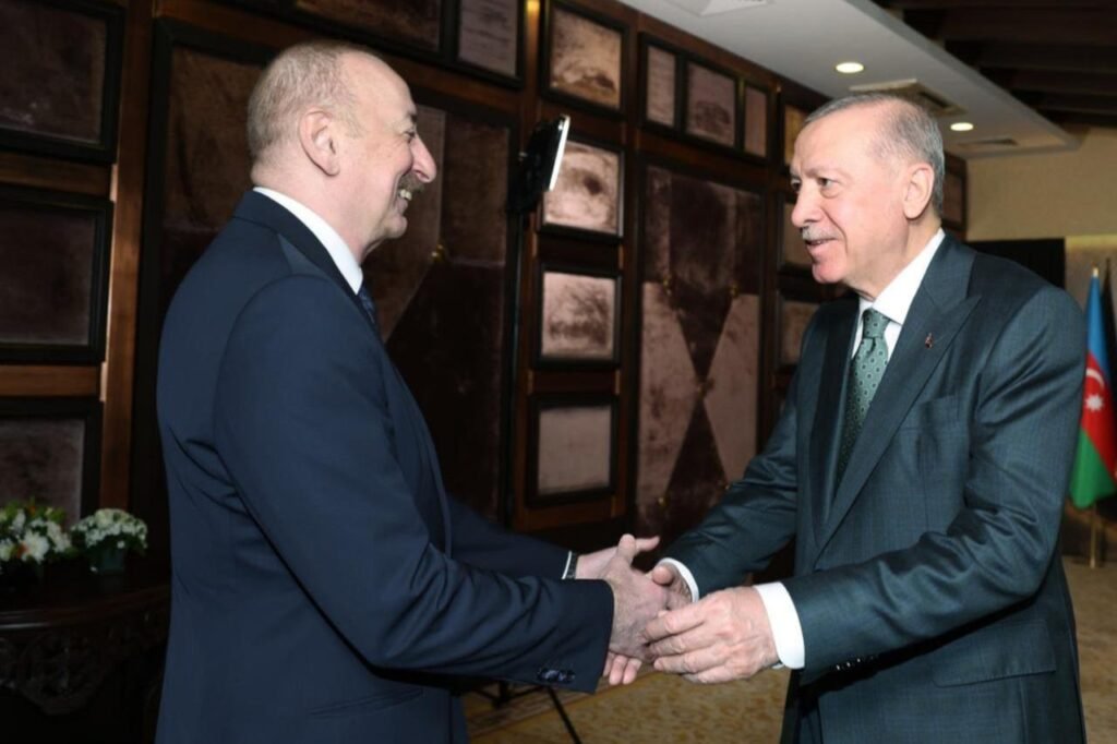 Aliyev, Türkiye-Azerbaycan anlaşmazlığı nedeniyle Ankara’daki zirveyi terk ediyor Aliyev, Türkiye-Azerbaycan anlaşmazlığı nedeniyle Ankara'daki zirveyi terk ediyor
