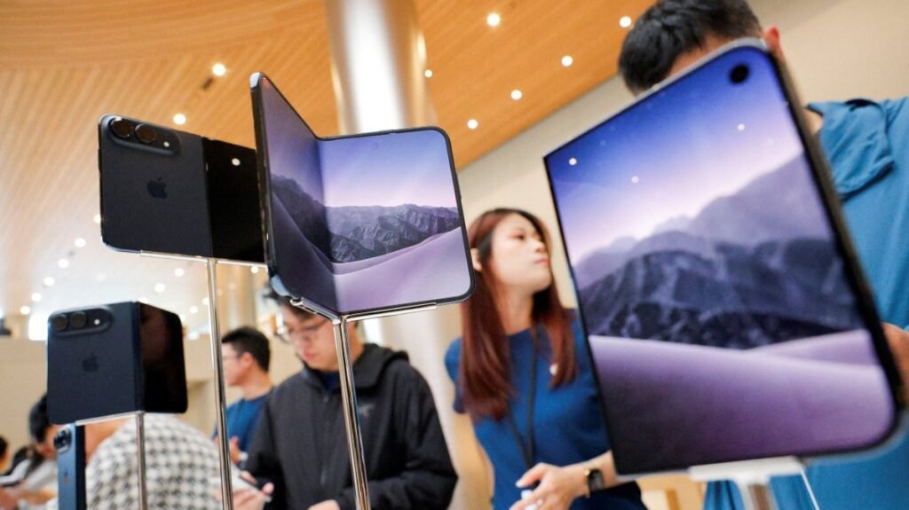 Apple'ın katlanabilir iPhone'u 2,000 dolarlık fiyatla raflarda, arz kısıtlı