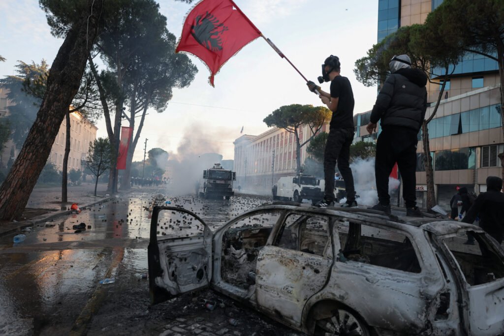 Arnavutluk polisi öğrenci protestolarında lastik mermiyle müdahale etti