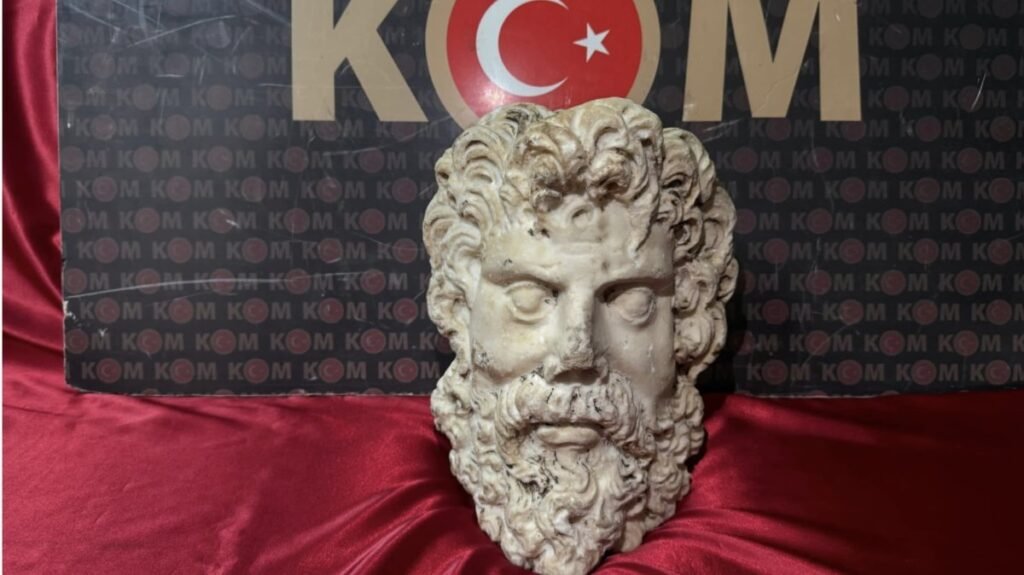 Batı Türkiye’de 2,000 yıllık Zeus mermer başı ele geçirildi Batı Türkiye'de 2,000 yıllık Zeus mermer başı ele geçirildi