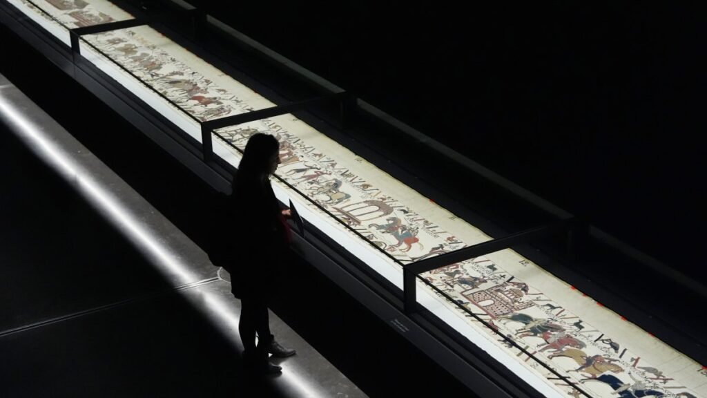 Bayeux Halısı daha iyi korunmak için eğik masada sergilenecek Bayeux Halısı daha iyi korunmak için eğik masada sergilenecek