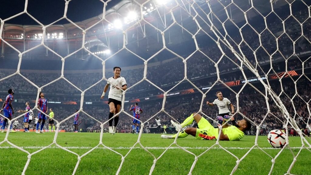 Beşiktaş 10 kişiyle Palace’ı tutarken, Trabzonspor Hearts’ı yendi Beşiktaş 10 kişiyle Palace'ı tutarken, Trabzonspor Hearts'ı yendi