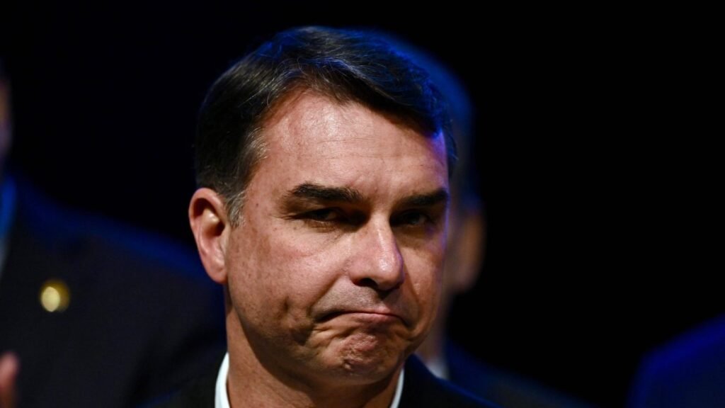 Brezilya’da Bolsonaro, seçim kaybı sonrası ülkeyi terk etmesinin yasaklandığını söyledi Brezilya'da Bolsonaro, seçim kaybı sonrası ülkeyi terk etmesinin yasaklandığını söyledi