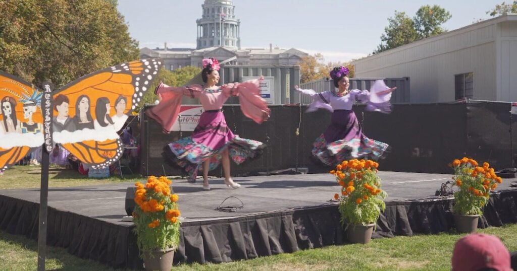 Denver’daki Civic Center Park’ta Día de los Muertos kutlaması Denver'daki Civic Center Park'ta Día de los Muertos kutlaması