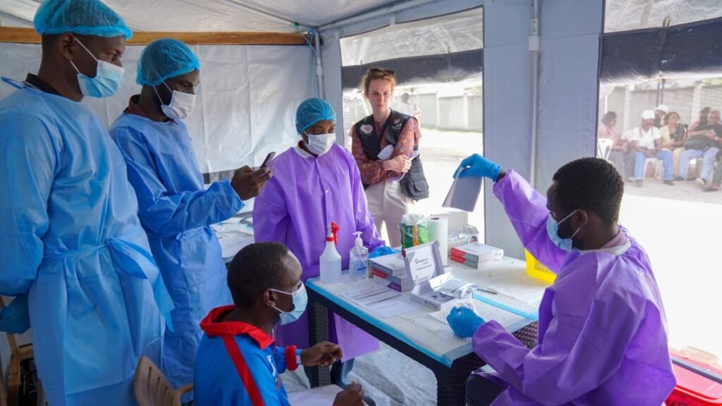 Ebola salgını DRC’de 10,000 vakayı geçti, ölümler 4,900’e yaklaştı Ebola salgını DRC'de 10,000 vakayı geçti, ölümler 4,900'e yaklaştı