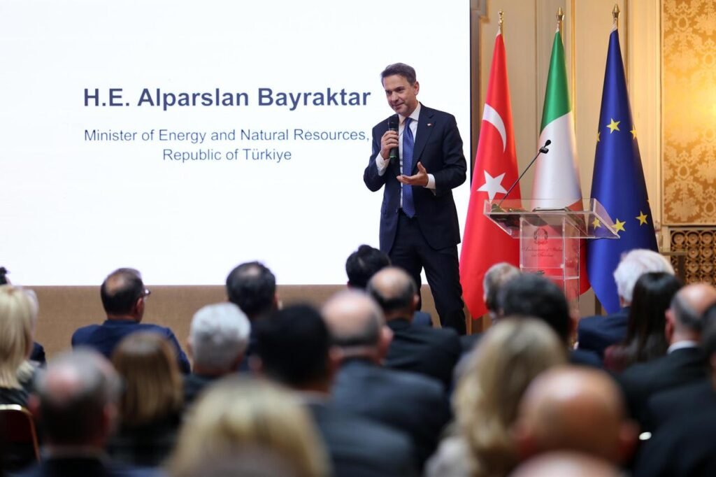 Enerji Bakanı Türkiye'nin İtalya'nın Eni ile petrol ortaklığı planladığını duyurdu