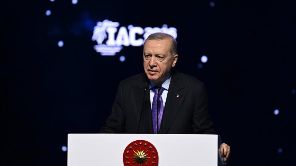 Erdoğan, Türkiye’nin uzay yarışında geri kalmayacağını açıkladı Erdoğan, Türkiye'nin uzay yarışında geri kalmayacağını açıkladı