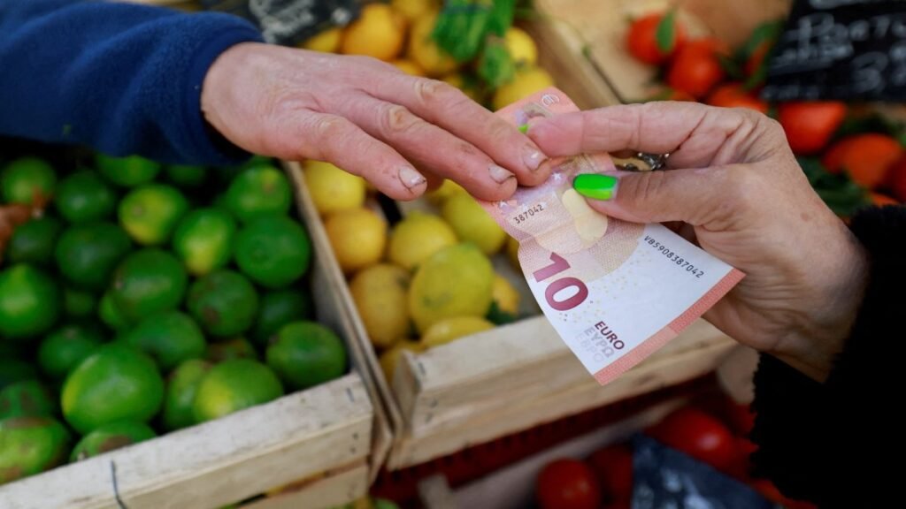 Euro, Fransız borcuna dair endişelerle 17 ayın en düşük seviyesine indi
