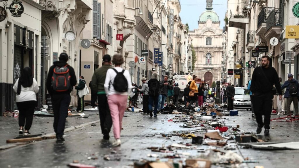Fransa, Paris ve diğer şehirlerde sokağa çıkma yasakları ilan etti Fransa, Paris ve diğer şehirlerde sokağa çıkma yasakları ilan etti