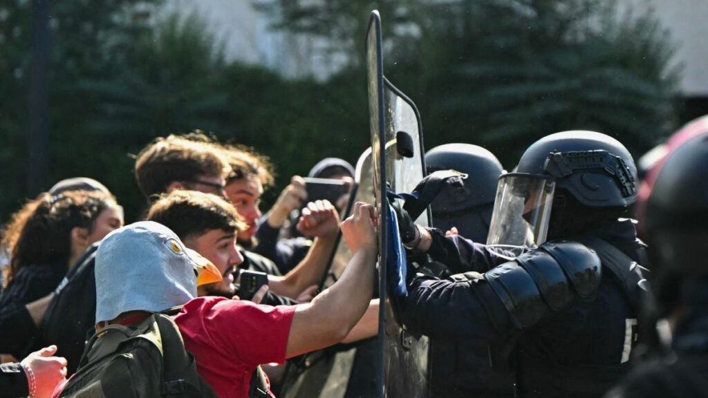 Fransa, eğitim protestolarının şiddetlenmesiyle 400 okulu kapattı Fransa, eğitim protestolarının şiddetlenmesiyle 400 okulu kapattı