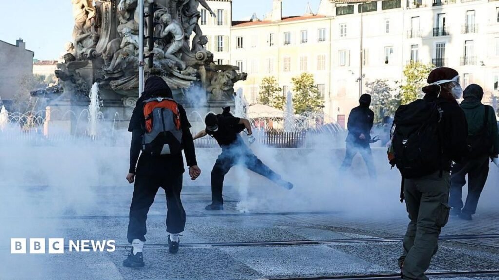 Fransa genelinde protestolar başlarken Paris'te onlarca kişi gözaltında