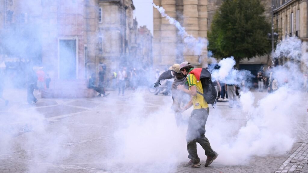 Fransa, öğrenci protestolarını bastırmak için ses bombası ve biber gazını durdurdu